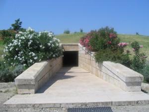 Vergina_Tombs_Entrance
